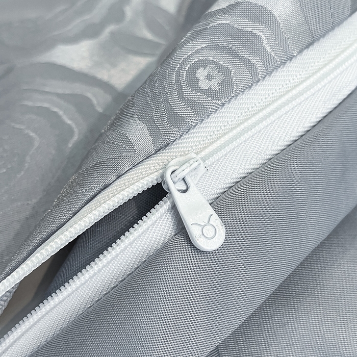 91家纺网 家纺一手货源 找家纺 金牛座家纺 2025新款贡缎提花磨毛亲肤棉大拼角刺绣四件套 爱丽丝-灰