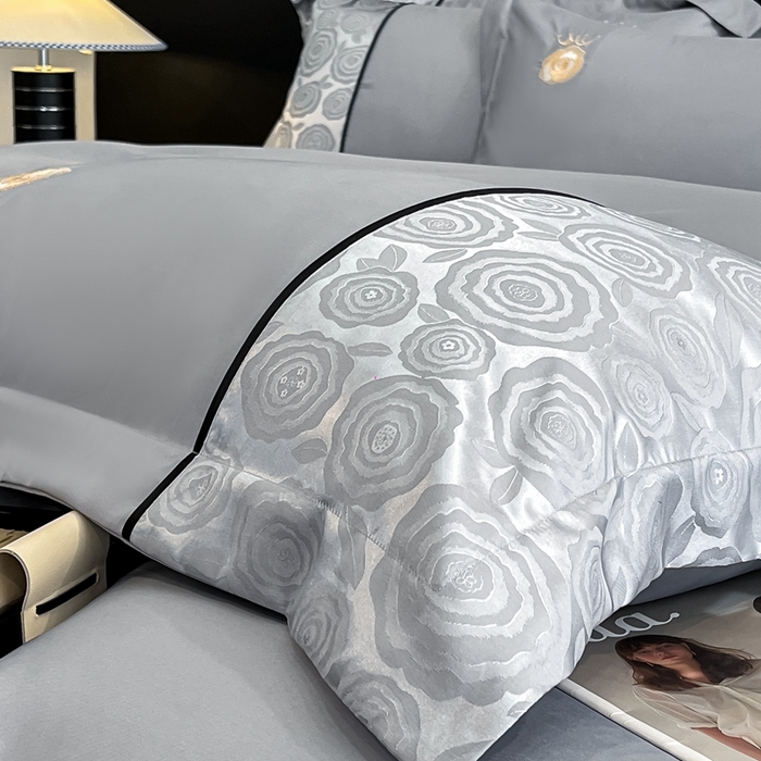 91家纺网 家纺一手货源 找家纺 金牛座家纺 2025新款贡缎提花磨毛亲肤棉大拼角刺绣四件套 爱丽丝-灰