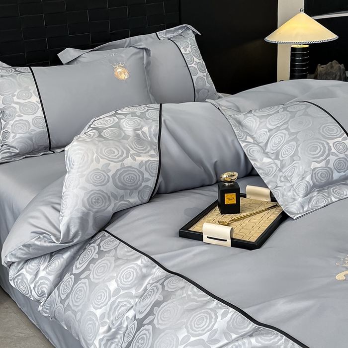 91家纺网 家纺一手货源 找家纺 金牛座家纺 2025新款贡缎提花磨毛亲肤棉大拼角刺绣四件套 爱丽丝-灰