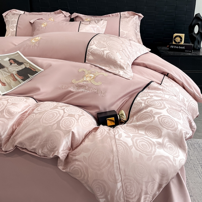 91家纺网 家纺一手货源 找家纺 金牛座家纺 2025新款贡缎提花磨毛亲肤棉大拼角刺绣四件套 爱丽丝-浅豆沙