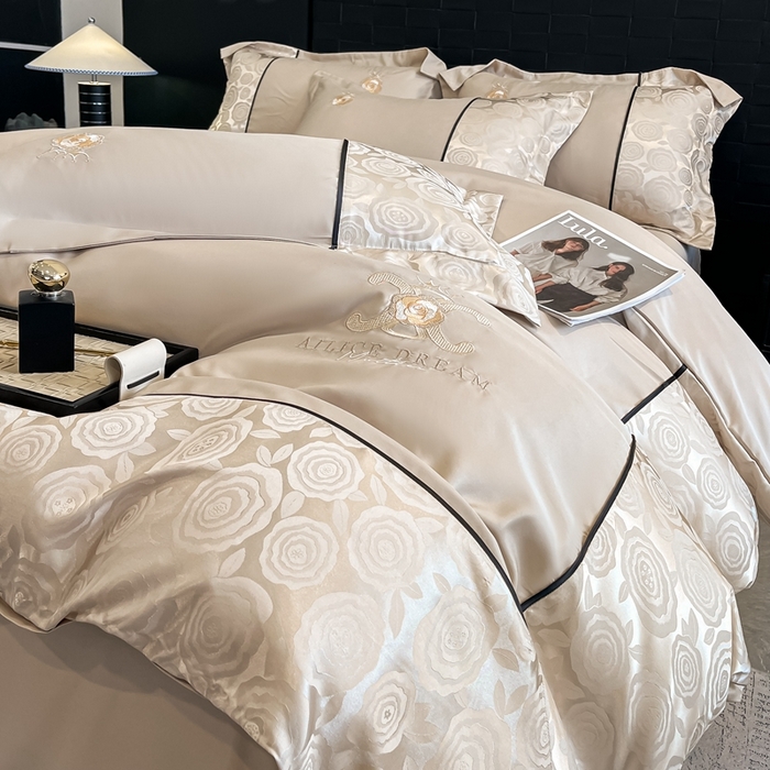 91家纺网 家纺一手货源 找家纺 金牛座家纺 2025新款贡缎提花磨毛亲肤棉大拼角刺绣四件套 爱丽丝-香槟