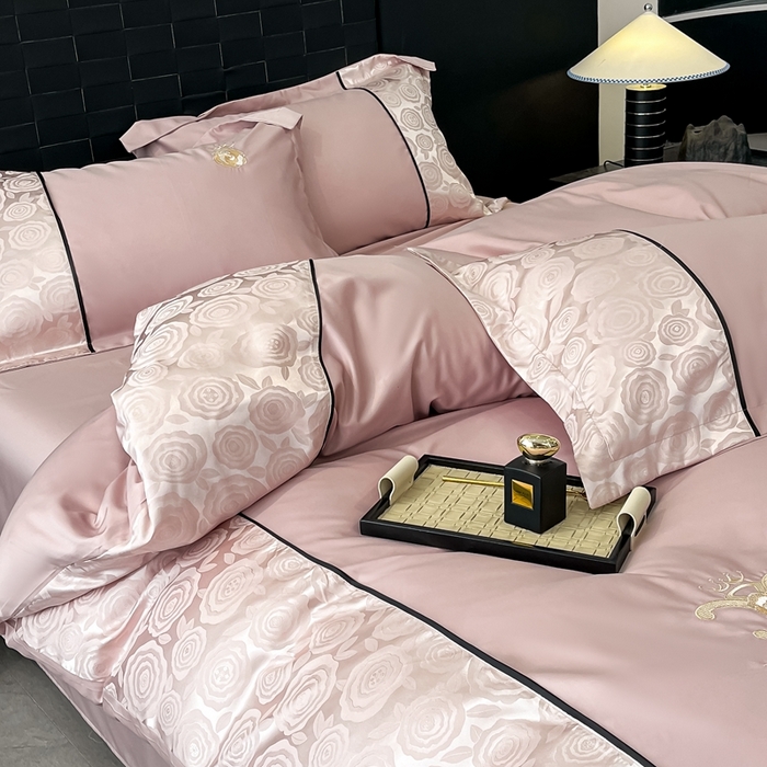 91家纺网 家纺一手货源 找家纺 金牛座家纺 2025新款贡缎提花磨毛亲肤棉大拼角刺绣四件套 爱丽丝-浅豆沙