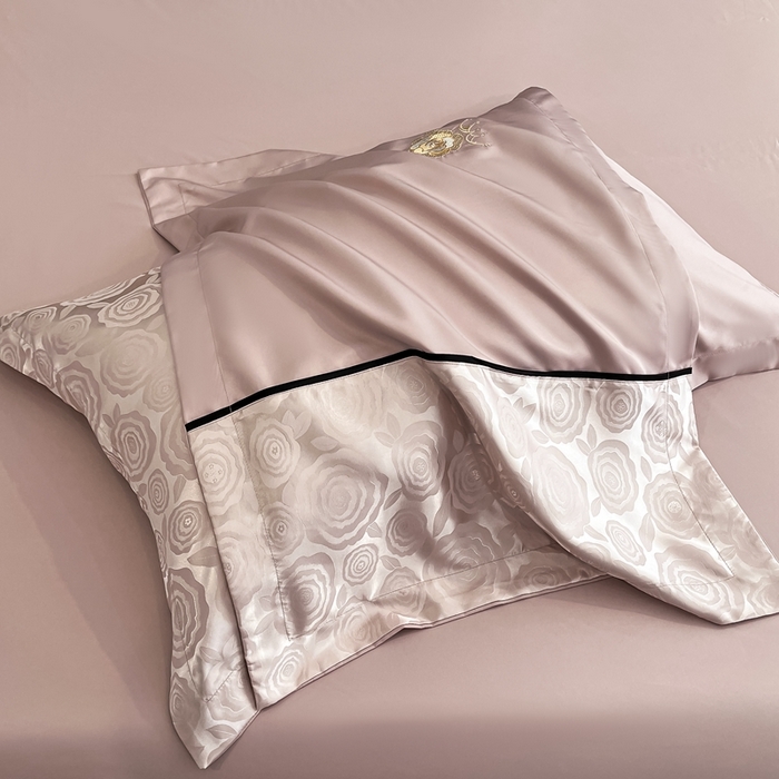 91家纺网 家纺一手货源 找家纺 金牛座家纺 2025新款贡缎提花磨毛亲肤棉大拼角刺绣四件套 爱丽丝-浅豆沙