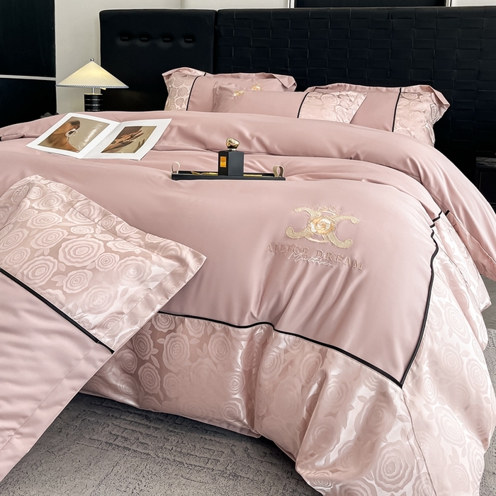 91家纺网 家纺一手货源 找家纺 金牛座家纺 2025新款贡缎提花磨毛亲肤棉大拼角刺绣四件套 爱丽丝-浅豆沙