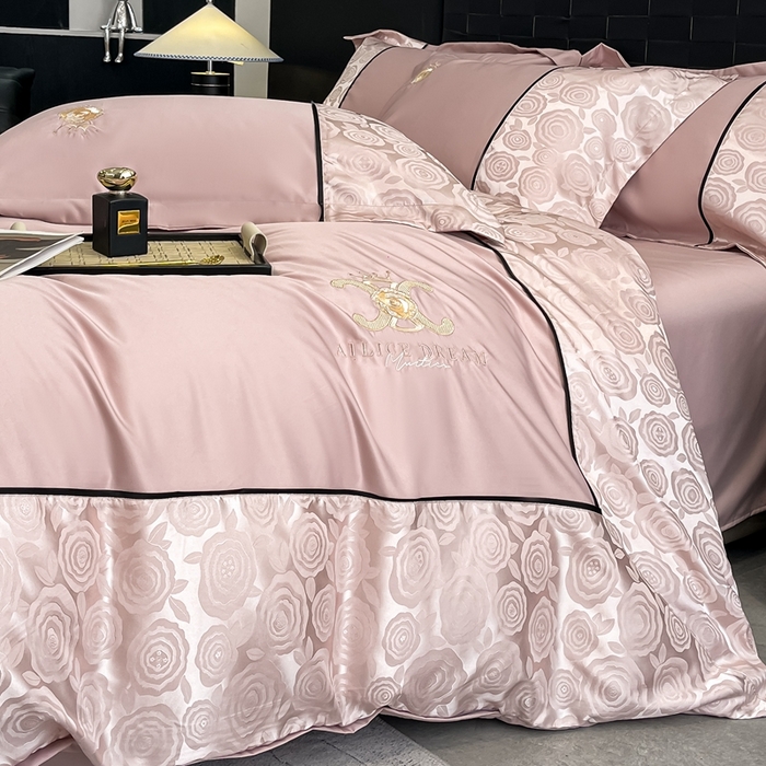 91家纺网 家纺一手货源 找家纺 金牛座家纺 2025新款贡缎提花磨毛亲肤棉大拼角刺绣四件套 爱丽丝-浅豆沙