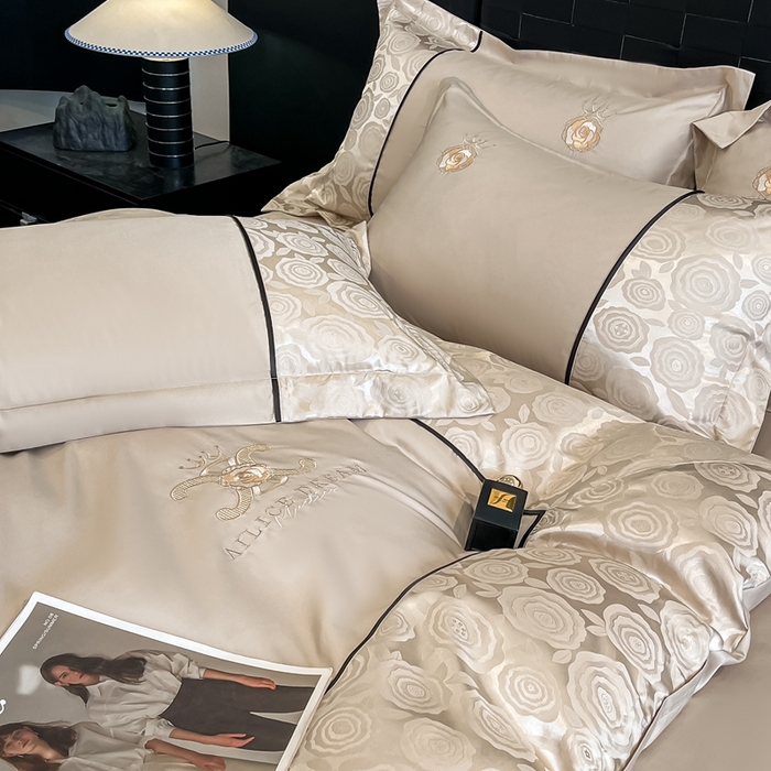 91家纺网 家纺一手货源 找家纺 金牛座家纺 2025新款贡缎提花磨毛亲肤棉大拼角刺绣四件套 爱丽丝-香槟