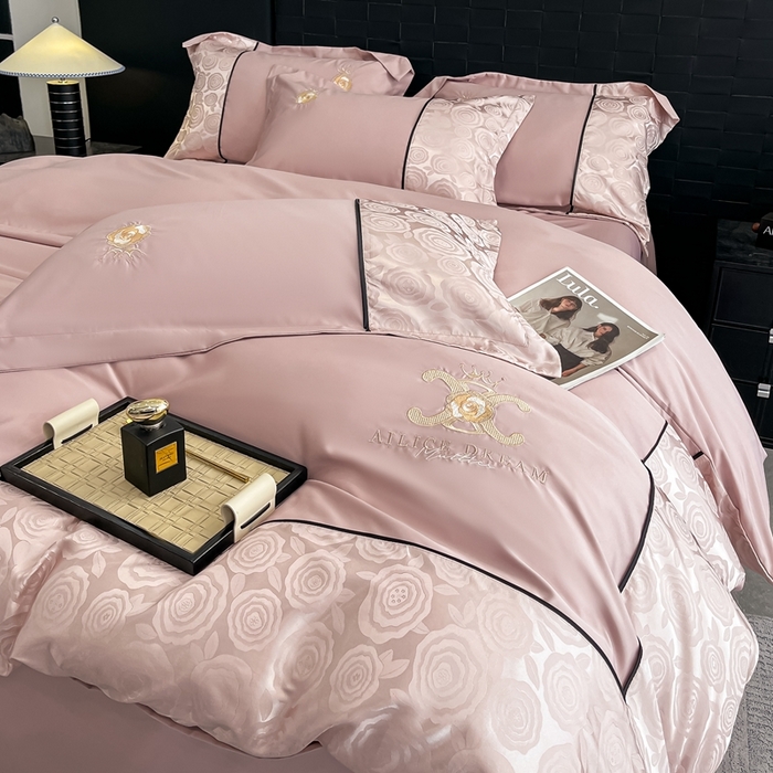 金牛座家纺 2025新款贡缎提花磨毛亲肤棉大拼角刺绣四件套 爱丽丝-浅豆沙