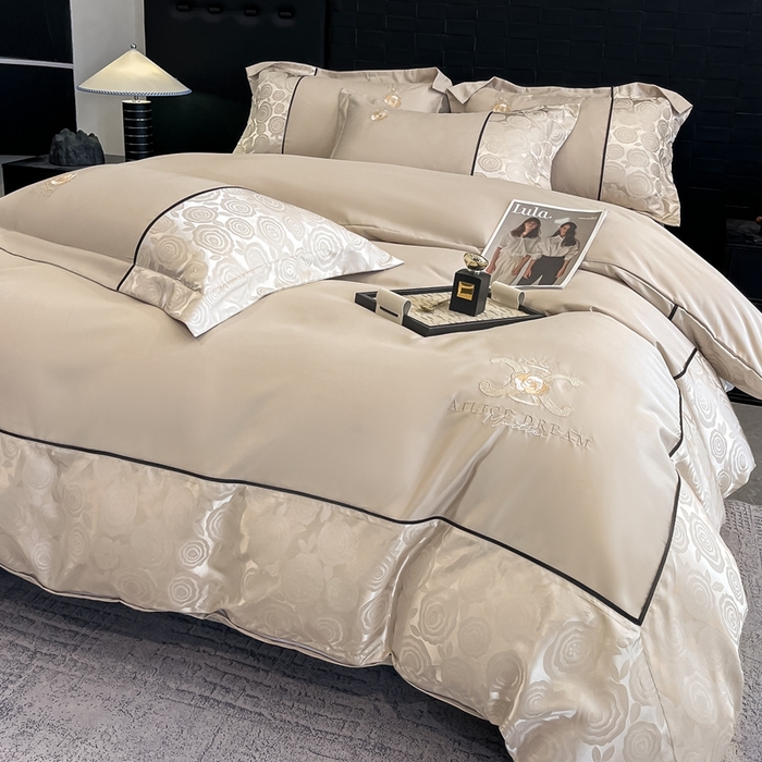 91家纺网 家纺一手货源 找家纺 金牛座家纺 2025新款贡缎提花磨毛亲肤棉大拼角刺绣四件套 爱丽丝-香槟