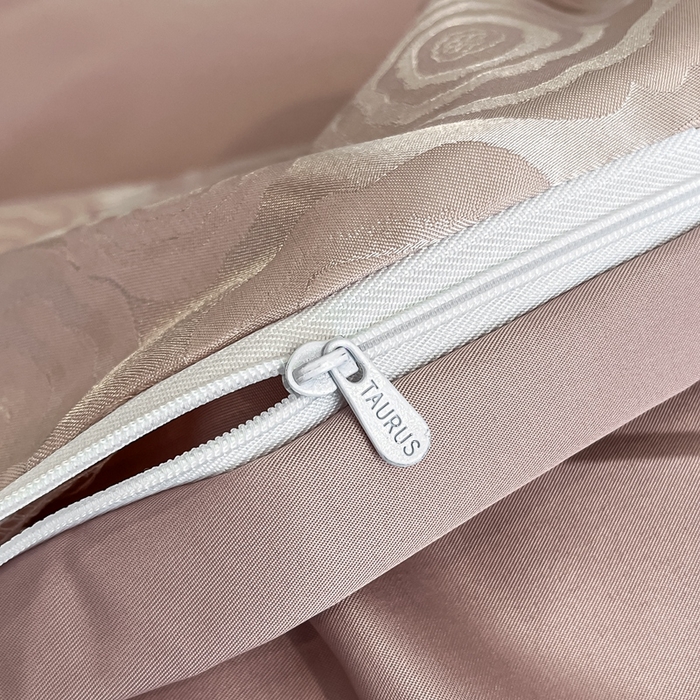 91家纺网 家纺一手货源 找家纺 金牛座家纺 2025新款贡缎提花磨毛亲肤棉大拼角刺绣四件套 爱丽丝-浅豆沙