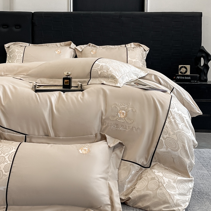 91家纺网 家纺一手货源 找家纺 金牛座家纺 2025新款贡缎提花磨毛亲肤棉大拼角刺绣四件套 爱丽丝-香槟