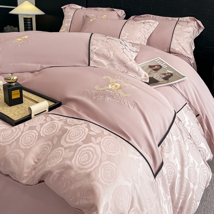 91家纺网 家纺一手货源 找家纺 金牛座家纺 2025新款贡缎提花磨毛亲肤棉大拼角刺绣四件套 爱丽丝-浅豆沙