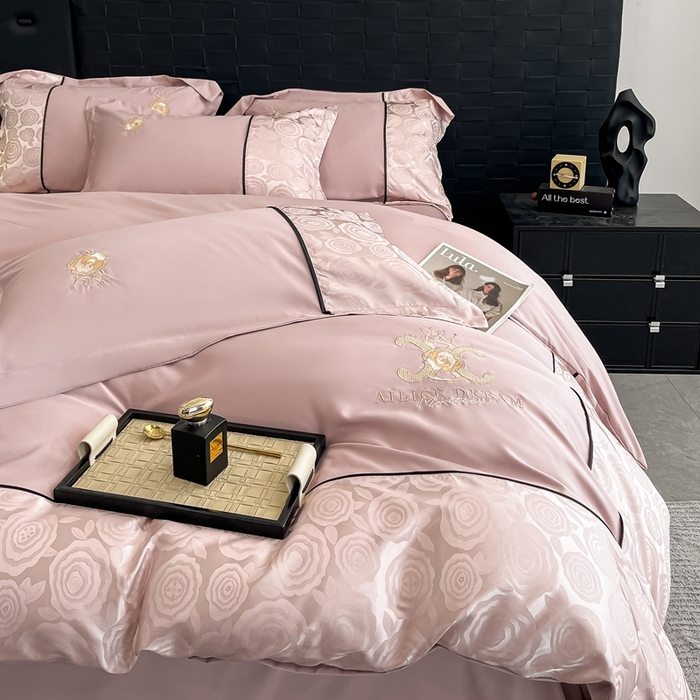 91家纺网 家纺一手货源 找家纺 金牛座家纺 2025新款贡缎提花磨毛亲肤棉大拼角刺绣四件套 爱丽丝-浅豆沙