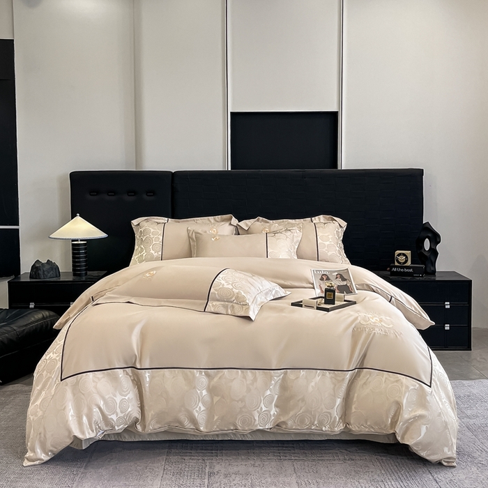 91家纺网 家纺一手货源 找家纺 金牛座家纺 2025新款贡缎提花磨毛亲肤棉大拼角刺绣四件套 爱丽丝-香槟