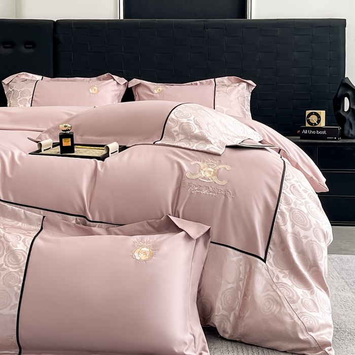 91家纺网 家纺一手货源 找家纺 金牛座家纺 2025新款贡缎提花磨毛亲肤棉大拼角刺绣四件套 爱丽丝-浅豆沙