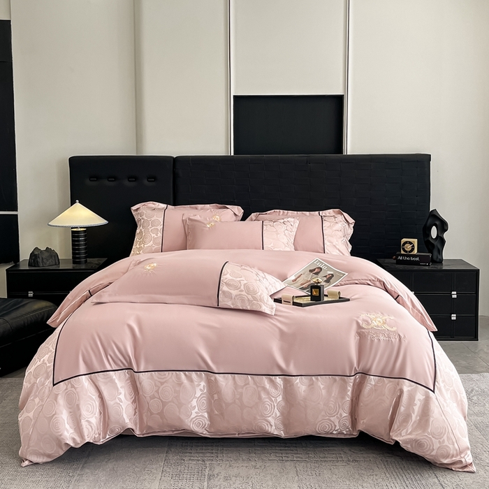 91家纺网 家纺一手货源 找家纺 金牛座家纺 2025新款贡缎提花磨毛亲肤棉大拼角刺绣四件套 爱丽丝-浅豆沙