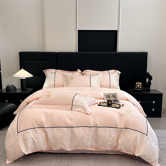 91家纺网 家纺一手货源 找家纺 金牛座家纺 2025新款贡缎提花磨毛亲肤棉大拼角刺绣四件套 爱丽丝-浅粉
