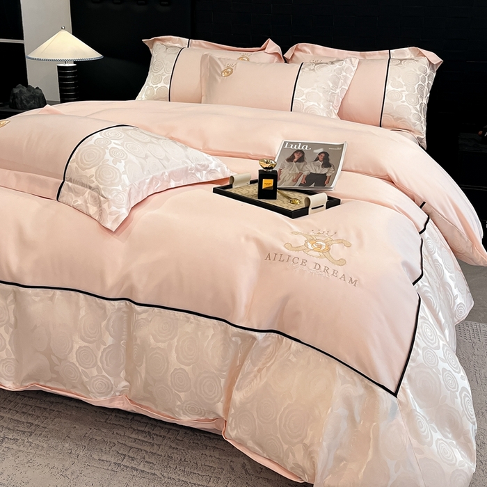 91家纺网 家纺一手货源 找家纺 金牛座家纺 2025新款贡缎提花磨毛亲肤棉大拼角刺绣四件套 爱丽丝-浅粉