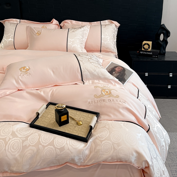 91家纺网 家纺一手货源 找家纺 金牛座家纺 2025新款贡缎提花磨毛亲肤棉大拼角刺绣四件套 爱丽丝-浅粉