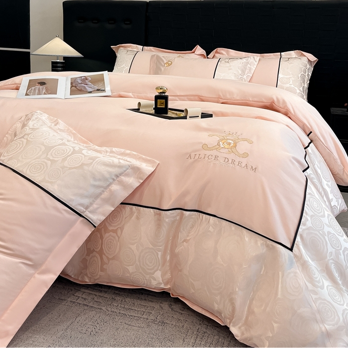 91家纺网 家纺一手货源 找家纺 金牛座家纺 2025新款贡缎提花磨毛亲肤棉大拼角刺绣四件套 爱丽丝-浅粉