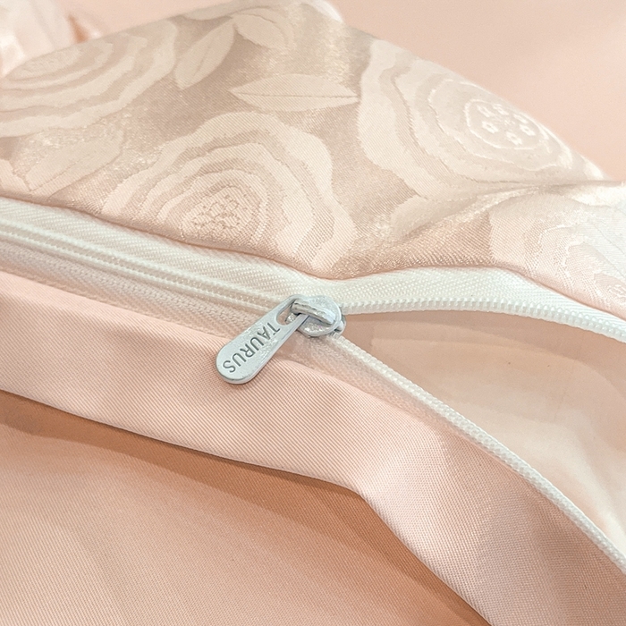 91家纺网 家纺一手货源 找家纺 金牛座家纺 2025新款贡缎提花磨毛亲肤棉大拼角刺绣四件套 爱丽丝-浅粉