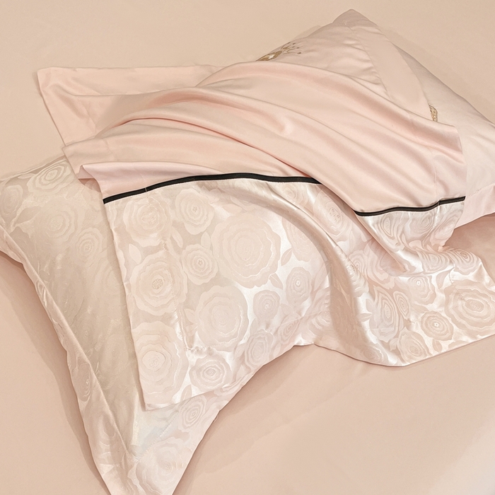 91家纺网 家纺一手货源 找家纺 金牛座家纺 2025新款贡缎提花磨毛亲肤棉大拼角刺绣四件套 爱丽丝-浅粉