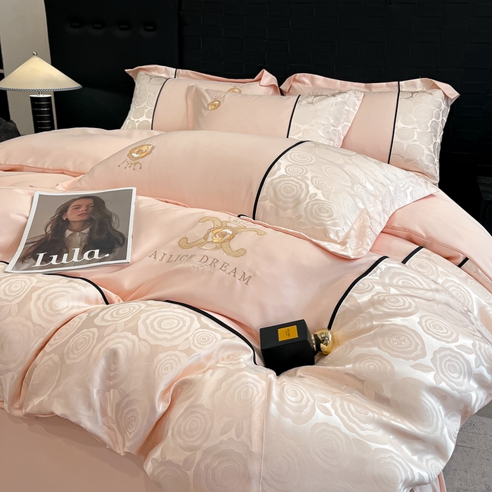 91家纺网 家纺一手货源 找家纺 金牛座家纺 2025新款贡缎提花磨毛亲肤棉大拼角刺绣四件套 爱丽丝-浅粉