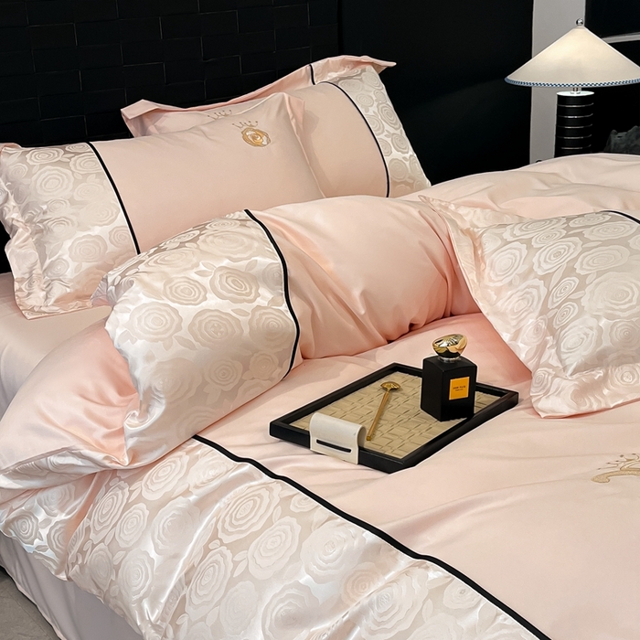 91家纺网 家纺一手货源 找家纺 金牛座家纺 2025新款贡缎提花磨毛亲肤棉大拼角刺绣四件套 爱丽丝-浅粉