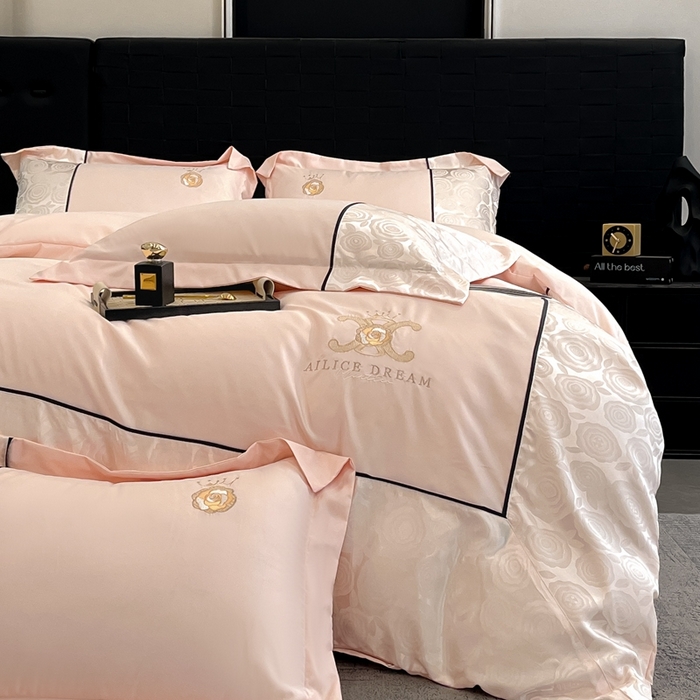 91家纺网 家纺一手货源 找家纺 金牛座家纺 2025新款贡缎提花磨毛亲肤棉大拼角刺绣四件套 爱丽丝-浅粉