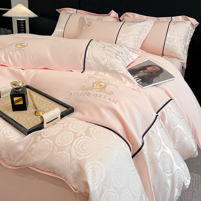 91家纺网 家纺一手货源 找家纺 金牛座家纺 2025新款贡缎提花磨毛亲肤棉大拼角刺绣四件套 爱丽丝-浅粉