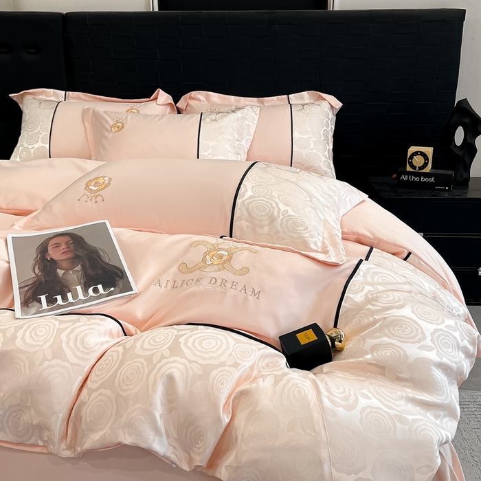 91家纺网 家纺一手货源 找家纺 金牛座家纺 2025新款贡缎提花磨毛亲肤棉大拼角刺绣四件套 爱丽丝-浅粉