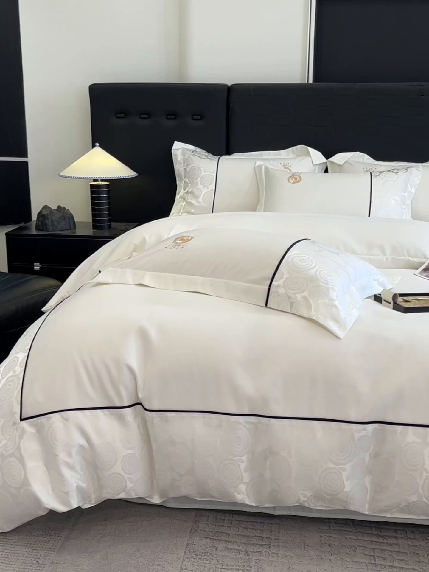 91家纺网 家纺一手货源 找家纺 金牛座家纺 2025新款贡缎提花磨毛亲肤棉大拼角刺绣四件套 爱丽丝-奶白