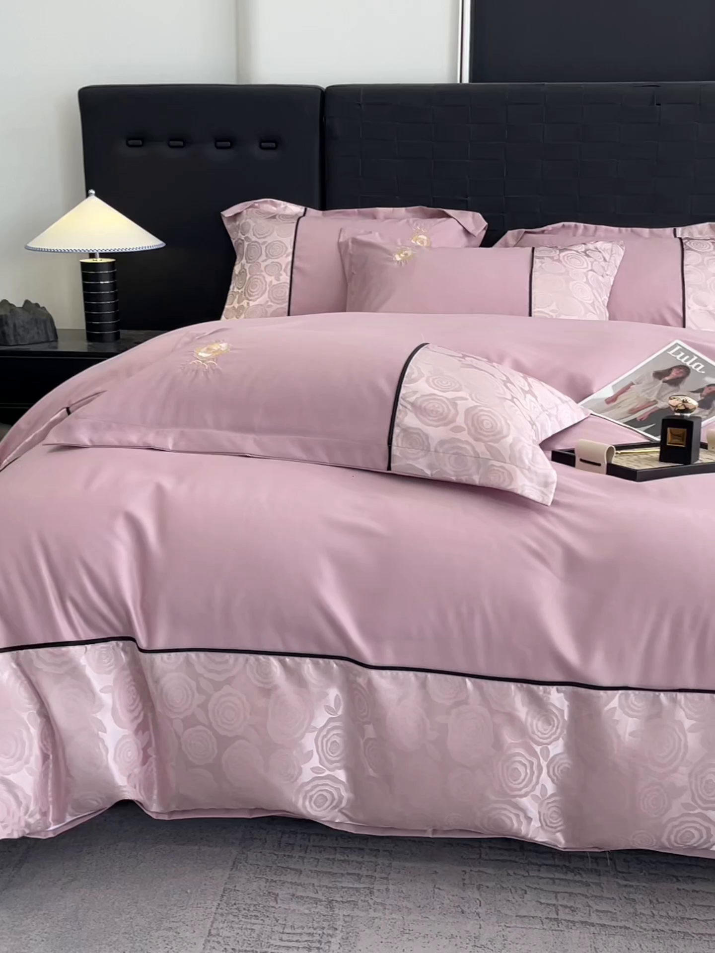 91家纺网 家纺一手货源 找家纺 金牛座家纺 2025新款贡缎提花磨毛亲肤棉大拼角刺绣四件套 爱丽丝-浅豆沙