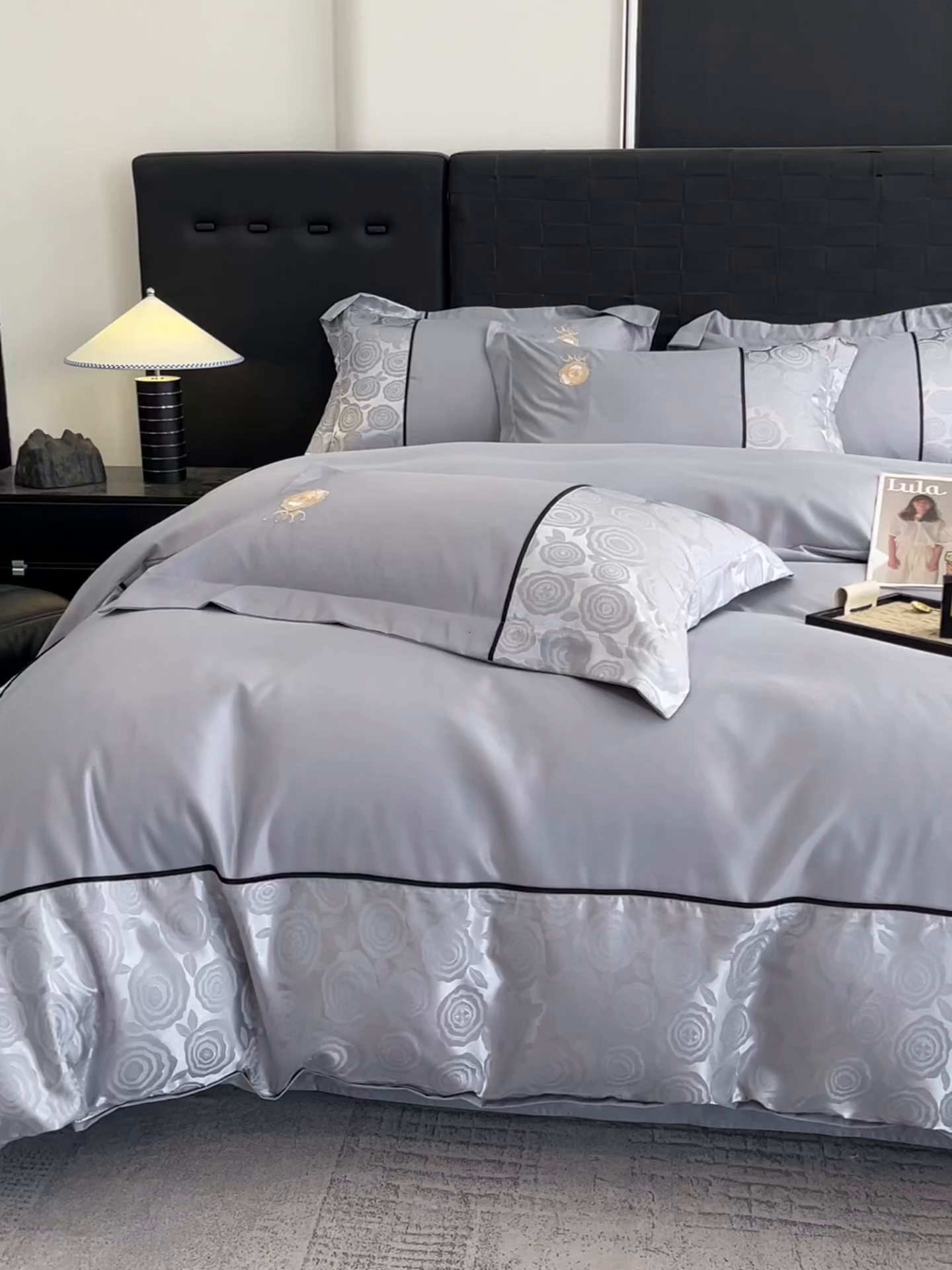 91家纺网 家纺一手货源 找家纺 金牛座家纺 2025新款贡缎提花磨毛亲肤棉大拼角刺绣四件套 爱丽丝-灰