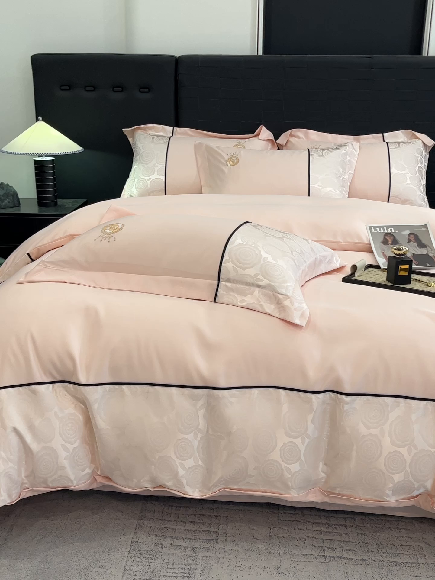 91家纺网 家纺一手货源 找家纺 金牛座家纺 2025新款贡缎提花磨毛亲肤棉大拼角刺绣四件套 爱丽丝-浅粉