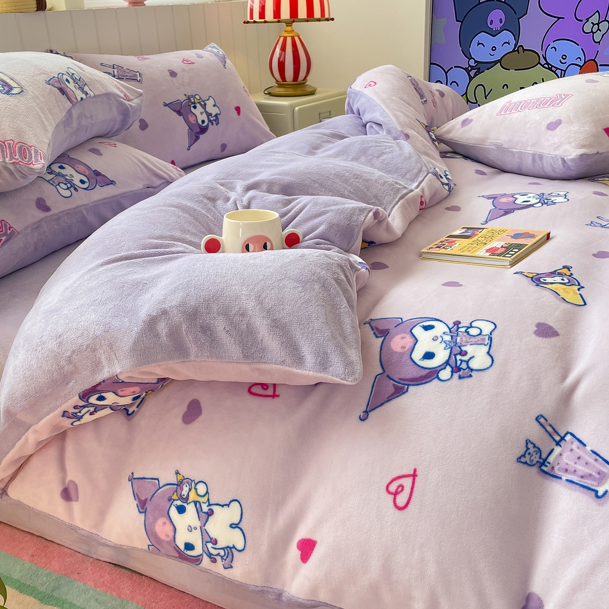 91家纺网 家纺一手货源 找家纺 桃子家居 2025新款A类正版三丽鸥授权卡通加厚高克重牛奶绒系列四件套 绒三丽鸥-奶茶库洛米