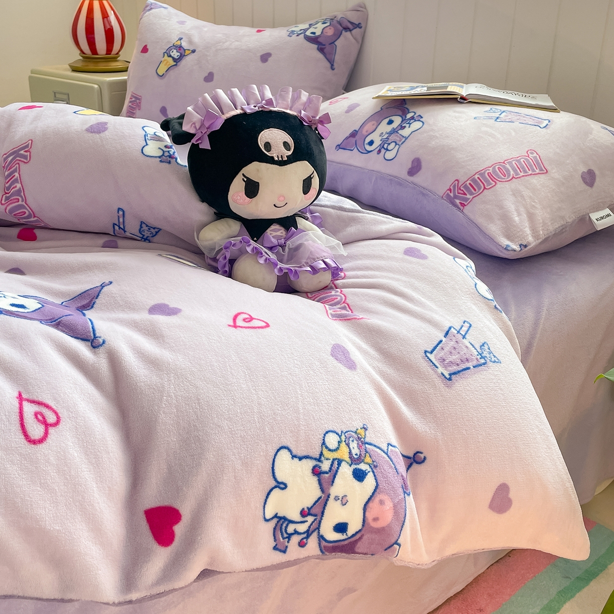 91家纺网 家纺一手货源 找家纺 桃子家居 2025新款A类正版三丽鸥授权卡通加厚高克重牛奶绒系列四件套 绒三丽鸥-奶茶库洛米