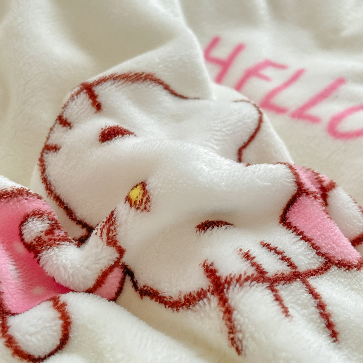 91家纺网 家纺一手货源 找家纺 桃子家居 2025新款A类正版三丽鸥授权卡通加厚高克重牛奶绒系列四件套 绒三丽鸥-奶油kitty