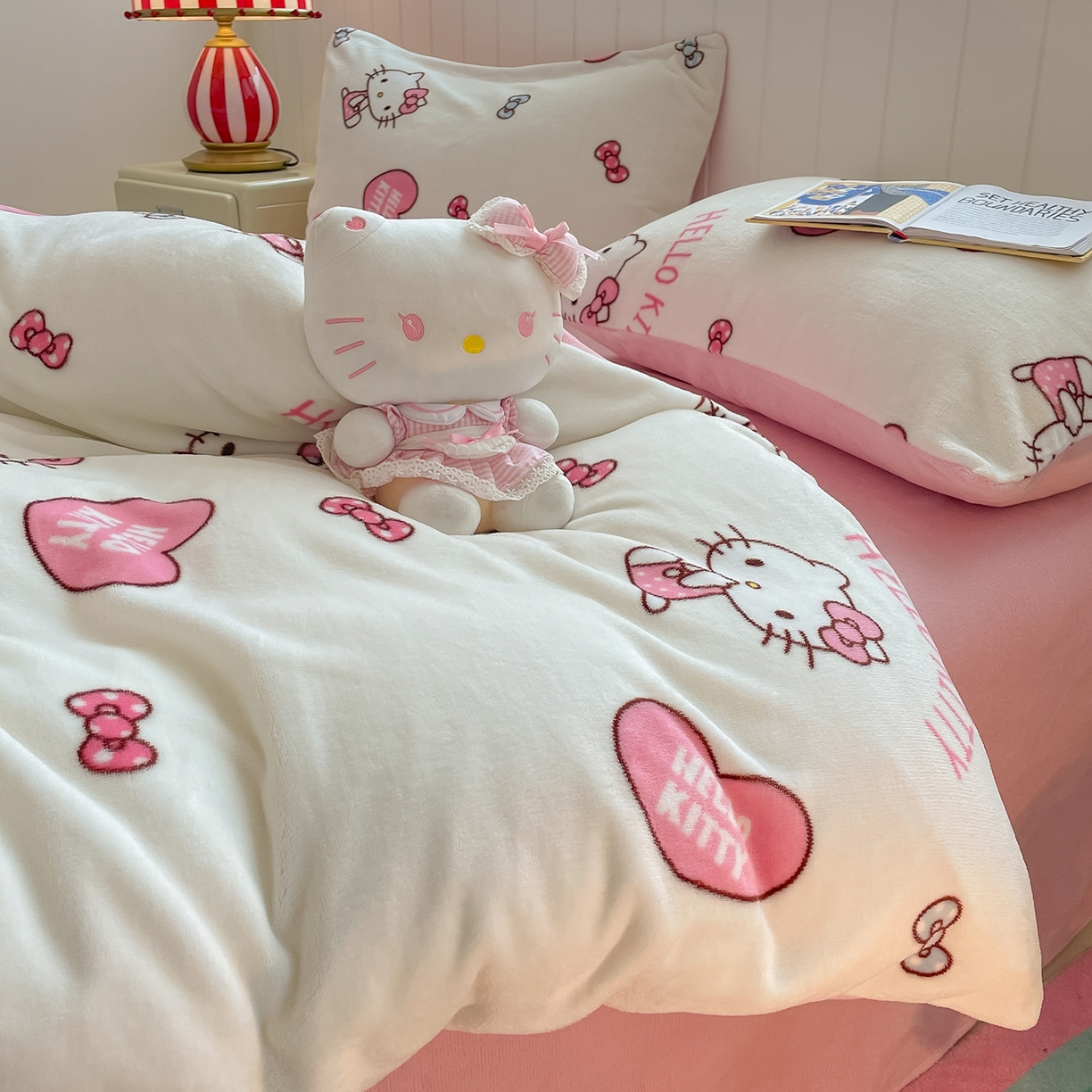 91家纺网 家纺一手货源 找家纺 桃子家居 2025新款A类正版三丽鸥授权卡通加厚高克重牛奶绒系列四件套 绒三丽鸥-奶油kitty