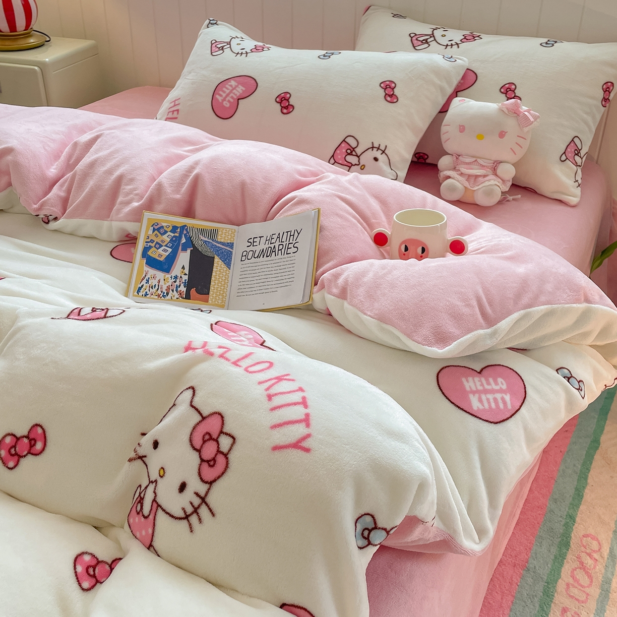 91家纺网 家纺一手货源 找家纺 桃子家居 2025新款A类正版三丽鸥授权卡通加厚高克重牛奶绒系列四件套 绒三丽鸥-奶油kitty