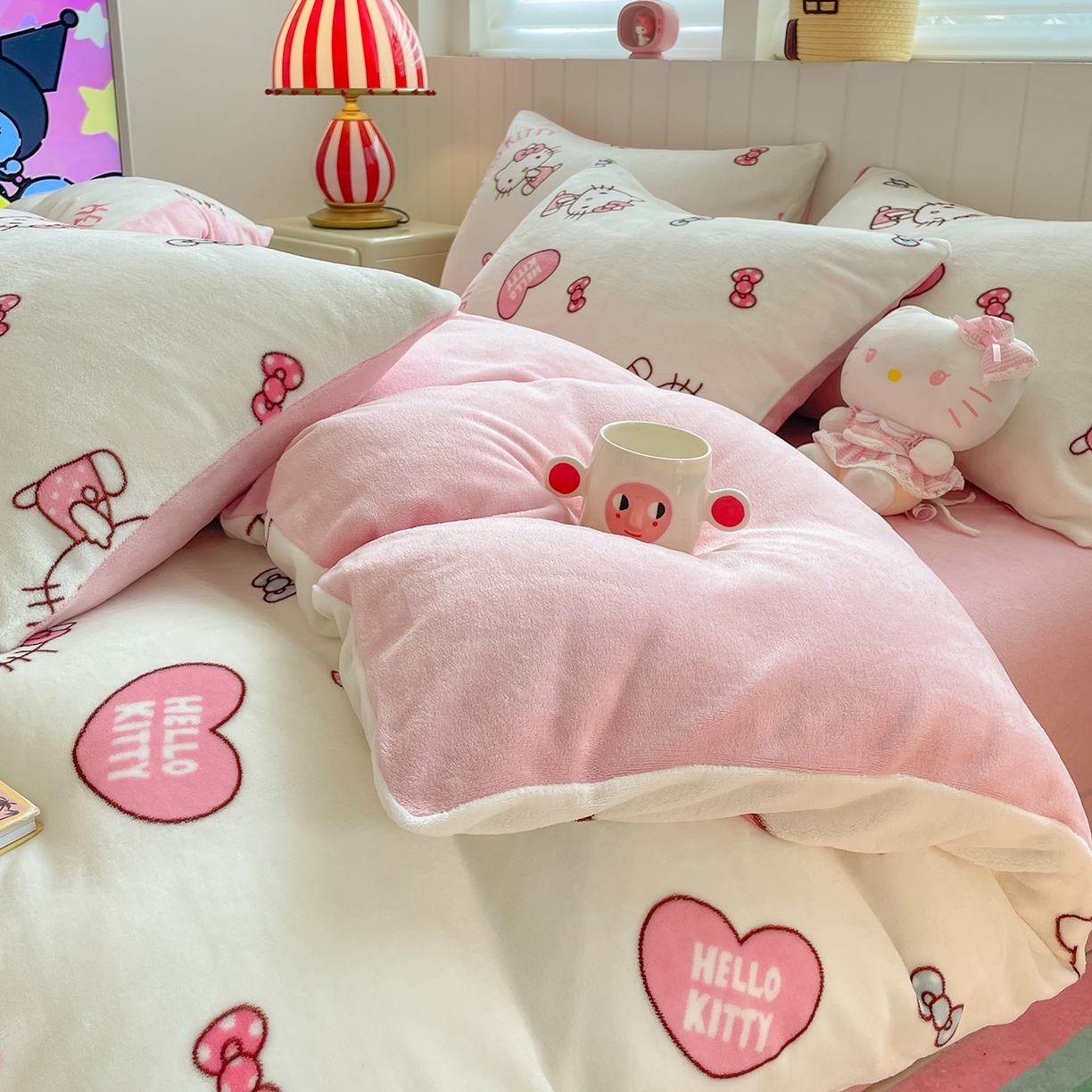 91家纺网 家纺一手货源 找家纺 桃子家居 2025新款A类正版三丽鸥授权卡通加厚高克重牛奶绒系列四件套 绒三丽鸥-奶油kitty