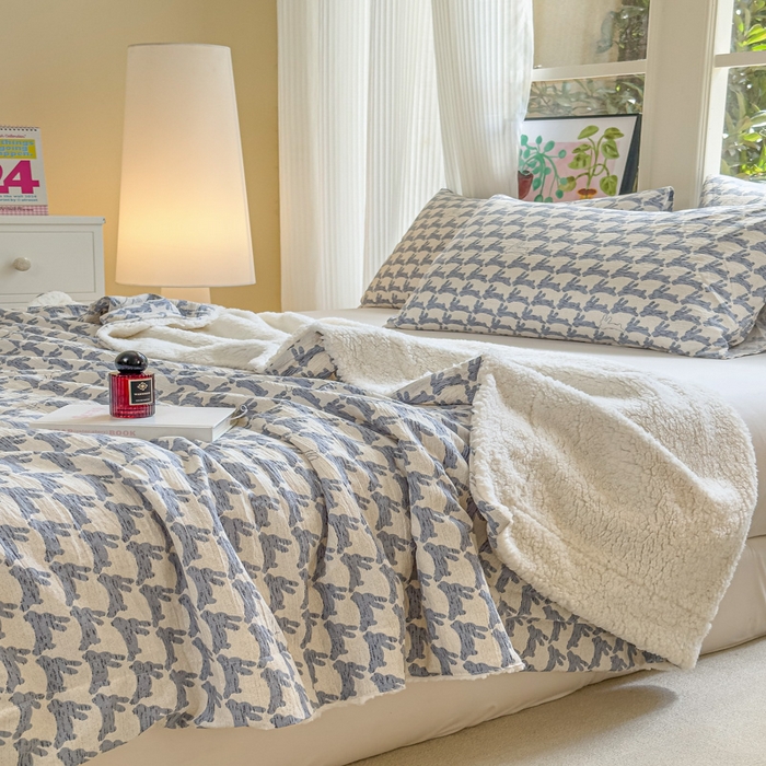 91家纺网 家纺一手货源 找家纺 布柔 2025新款原麻皱皱纱羊羔绒双层毛毯多功能盖毯午睡沙发毯子 蓝兔盖毯