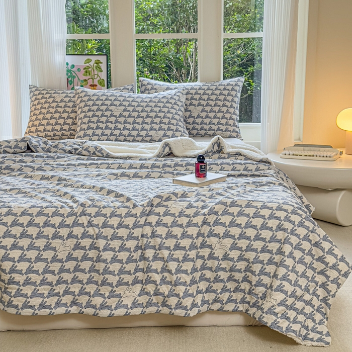 91家纺网 家纺一手货源 找家纺 布柔 2025新款原麻皱皱纱羊羔绒双层毛毯多功能盖毯午睡沙发毯子 蓝兔盖毯