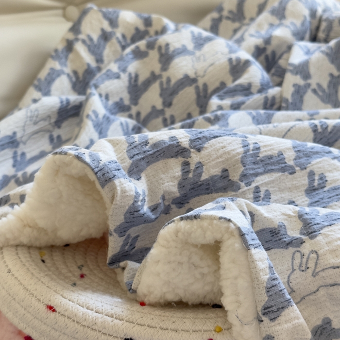 91家纺网 家纺一手货源 找家纺 布柔 2025新款原麻皱皱纱羊羔绒双层毛毯多功能盖毯午睡沙发毯子 蓝兔盖毯