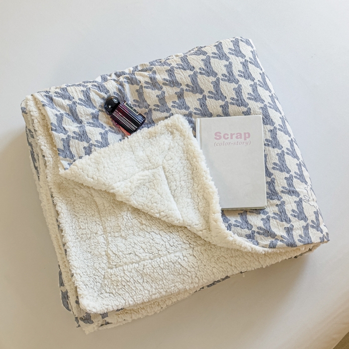 91家纺网 家纺一手货源 找家纺 布柔 2025新款原麻皱皱纱羊羔绒双层毛毯多功能盖毯午睡沙发毯子 蓝兔盖毯