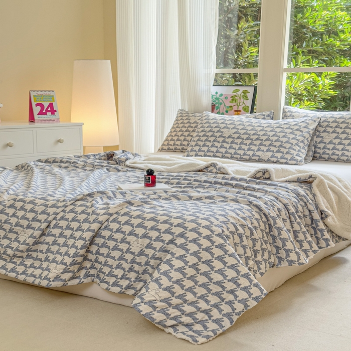 91家纺网 家纺一手货源 找家纺 布柔 2025新款原麻皱皱纱羊羔绒双层毛毯多功能盖毯午睡沙发毯子 蓝兔盖毯