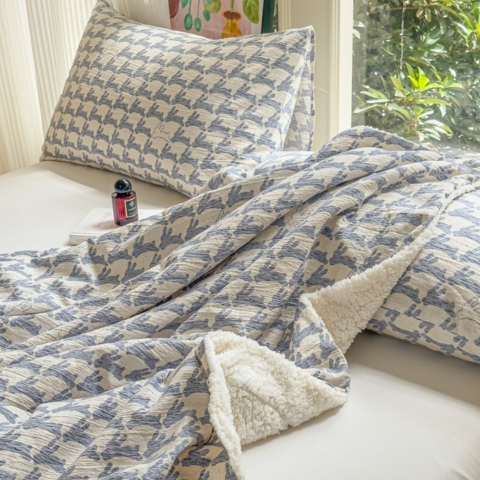 91家纺网 家纺一手货源 找家纺 布柔 2025新款原麻皱皱纱羊羔绒双层毛毯多功能盖毯午睡沙发毯子 蓝兔盖毯