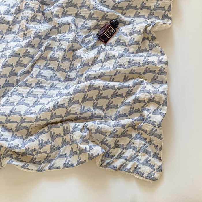 91家纺网 家纺一手货源 找家纺 布柔 2025新款原麻皱皱纱羊羔绒双层毛毯多功能盖毯午睡沙发毯子 蓝兔盖毯