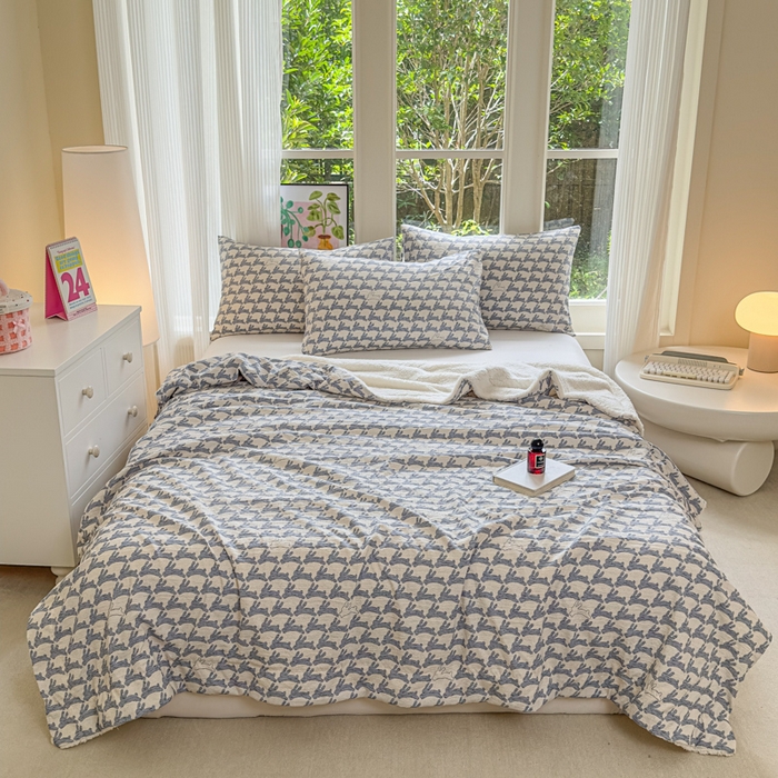 91家纺网 家纺一手货源 找家纺 布柔 2025新款原麻皱皱纱羊羔绒双层毛毯多功能盖毯午睡沙发毯子 蓝兔盖毯