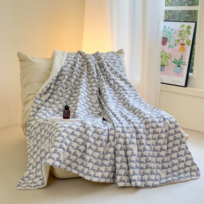 91家纺网 家纺一手货源 找家纺 布柔 2025新款原麻皱皱纱羊羔绒双层毛毯多功能盖毯午睡沙发毯子 蓝兔盖毯