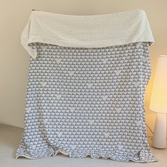 91家纺网 家纺一手货源 找家纺 布柔 2025新款原麻皱皱纱羊羔绒双层毛毯多功能盖毯午睡沙发毯子 蓝兔盖毯